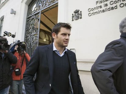Javier Paredes, excapitán del Zaragoza, a la puerta de la fiscalía.