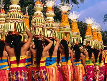 En el viaje por el interior de Bali no es difícil encontrarse con procesiones ceremoniales llenas de colorido y simbolismo.