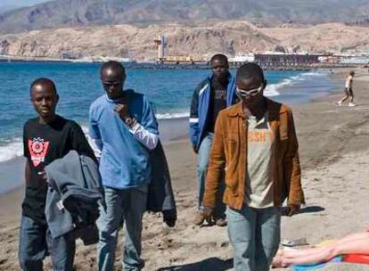 Los cuatro ex niños soldados becados para estudiar en Almería, ayer en la playa.