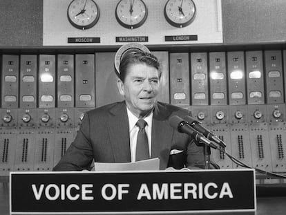 El presidente Ronald Reagan durante su emisión semanal de radio desde la sede de Voice of America, el 24 de septiembre de 1983.