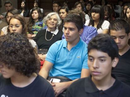 Elena Poniatowska, rodeada de j&oacute;venes en la Feria de Guadalajara.