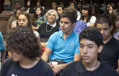 Elena Poniatowska, rodeada de j&oacute;venes en la Feria de Guadalajara.