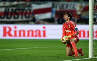 Marcelo Barovero, fichaje del Necaxa, durante un partido con River Plate.