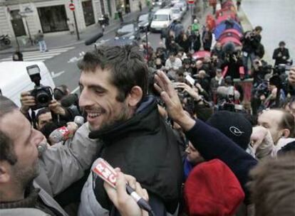 Augustin Legrand recibe felicitaciones tras el compromiso gubernamental que ha pueso fin a su protesta.