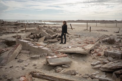 Lidia Castellino posa sobre el techo de su antigua casa, completamente en ruinas.