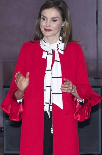 La reina Letizia, con el abrigo rojo de Zara.