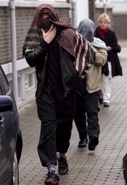 Simpatizantes de los islamistas llegan al tribunal de Amsterdam para expresar su apoyo a los condenados.