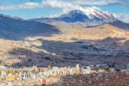 Las montañas nevadas de Illimani, en los Andes de Bolivia, y la ciudad de La Paz.