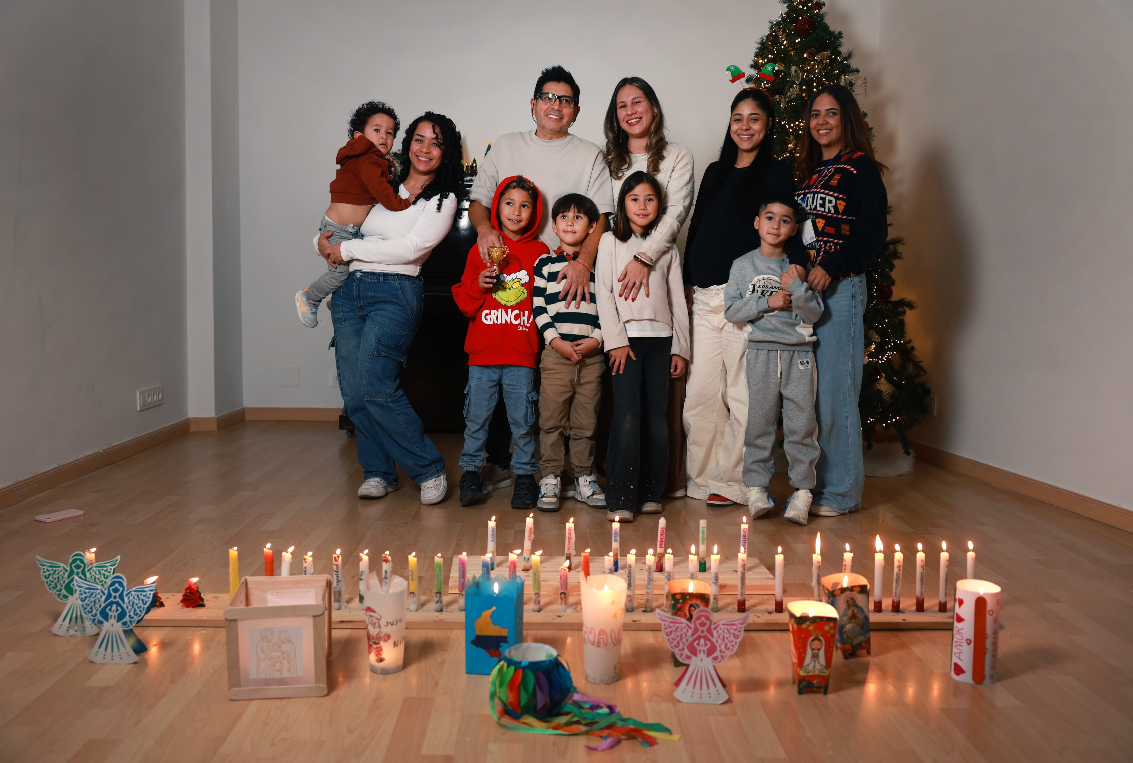 Las familias colombianas Ruiz Ortega, Bonilla Oliveros y Noreña Molina celebran el Día de las Velitas este 7 de diciembre en Madrid.