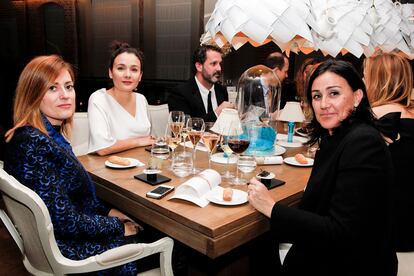 Empar Prieto, directora de S Moda, junto a Adriana Domínguez y otras invitadas a la cena.