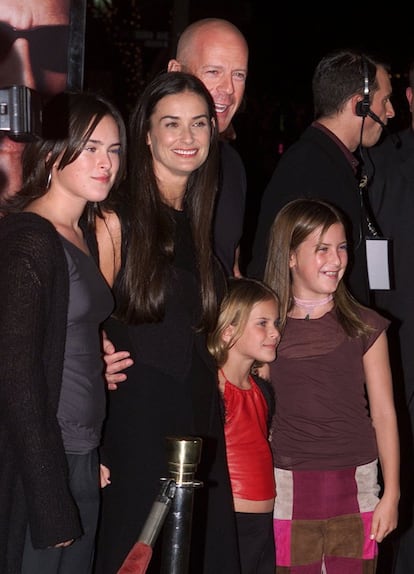 Las tres hijas de Demi Moore han sido habituales de las alfombras rojas en los respectivos estrenos de sus padres. En la imagen, en la 'premiere' de 'Bandidos' en octubre de 2001, Demi Moore y Bruce Willis quisieron demostrar que a pesar de su divorcio eran una pareja bien avenida a la que le importaba la unidad familiar.