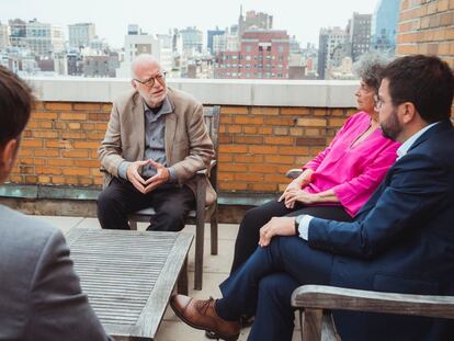 El presidente de la Generalitat, Pere Aragonès, se ha reunido en Nueva York con la ganadora del Premio Internacional Ramon Llull de Catalanística y presidenta del jurado del Premi Internacional Catalunya, Mary Ann Newman, así como con el catedrático de Sociología Richard Sennett.