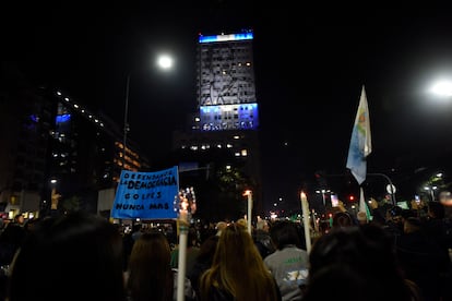 Cientos de ciudadanos participan en una marcha de antorchas hacia el Ministerio de Desarrollo Social de la Nación durante el 70 aniversario de la muerte de la primera dama Eva Perón, este martes por la noche, en Buenos Aires (Argentina). 