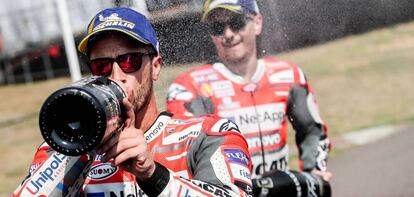 Dovizioso y Lorenzo celebran el triunfo.