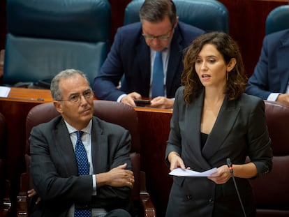 La presidenta de la Comunidad de Madrid, Isabel Díaz Ayuso, junto al vicepresidente y consejero de Educación y Universidades de la Comunidad de Madrid Enrique Ossorio, interviene durante una sesión plenaria en la Asamblea de Madrid, a 6 de octubre de 2022, en Madrid (España).