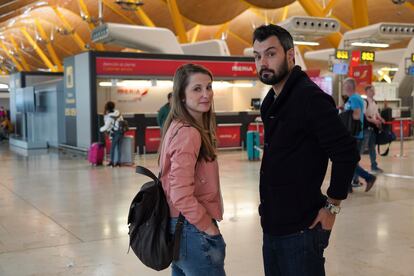 Pedro y su pareja Lorena han decidido cancelar el viaje a París previsto para hoy que ella le había regalado por San Valentín. Se quejan en el aeropuerto de Barajas de las escasas facilidades que les han dado las compañías aéreas por hacer caso a las autoridades y no viajar.