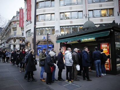 Cola para comprar periódicos y revistas en un quiosco en París en 2015.