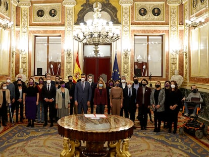 Imagen de los firmantes de la renovación del Pacto de Estado, en el Congreso este jueves.