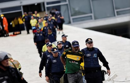 La policía brasileña detiene a una serie de seguidores de Bolsonaro tras el asalto a la Presidencia, en Brasil, este domingo.