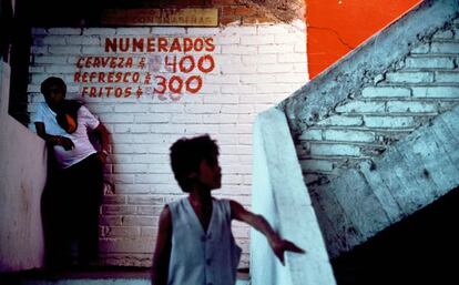 Pintadas sobre la pared del interior de una plaza de toros de León, en Guanajuato (México).