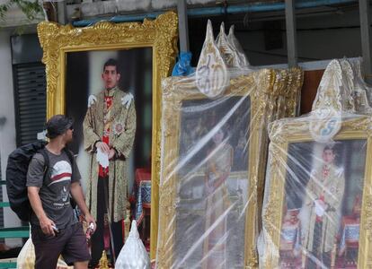 Un retrato del Rey de Tailandia junto a otros de la familia real.