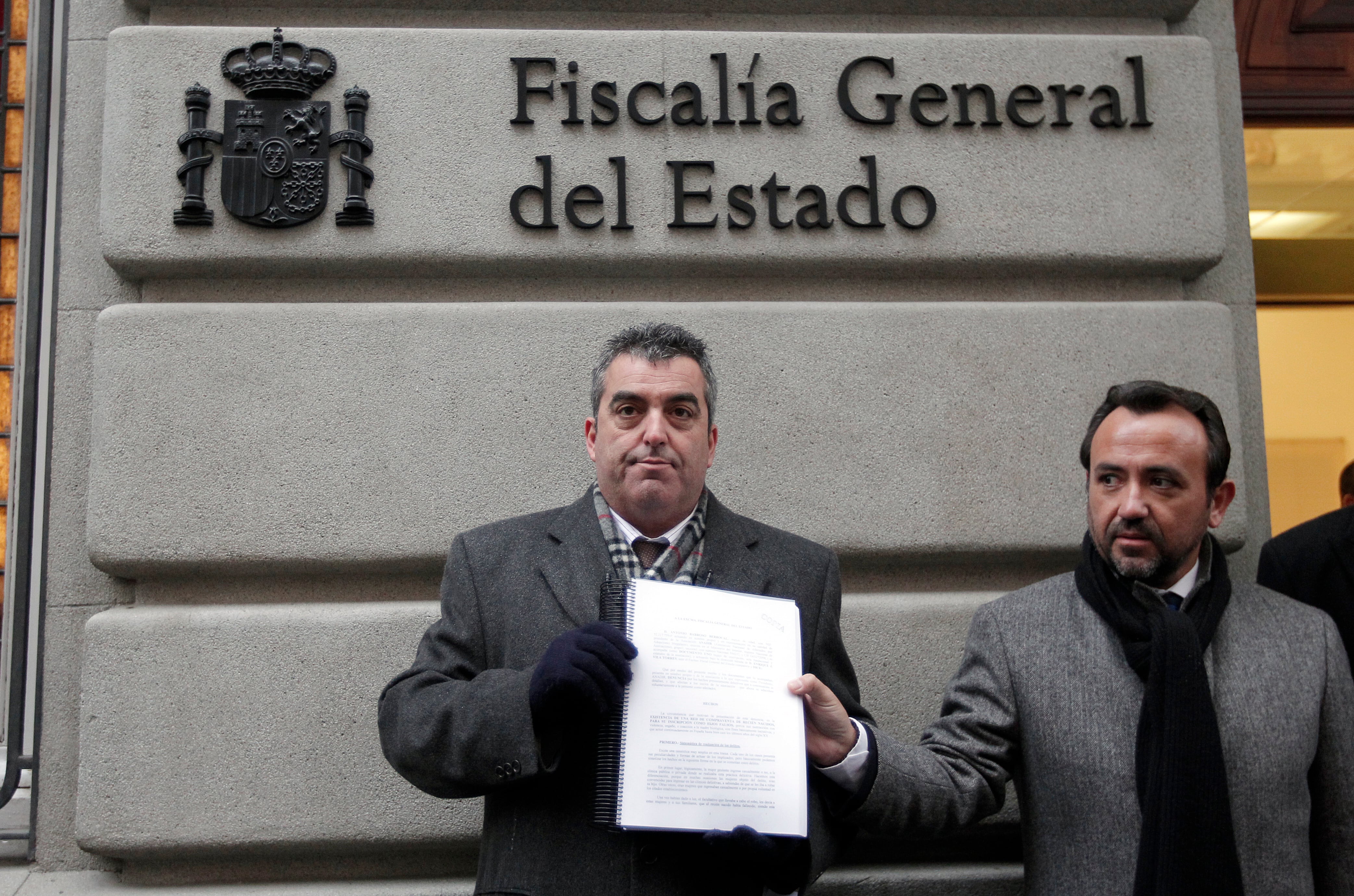 El abogado Enrique Vila (derecha), con Antonio Barroso, cofundador de la Asociación Nacional de Afectados de Adopciones Irregulares, en enero de 2011.