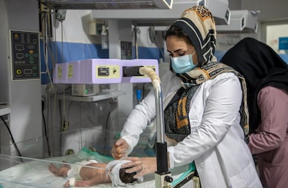 El 2 de agosto de 2023, Gulalay Sefatyaar, enfermera de la sala prenatal, cuida de los bebés prematuros a su cargo en el Hospital de Herat, en la provincia afgana de Herat.

La ONU ha proporcionado incubadoras, calentadores y otros suministros necesarios para estos niños. 
"Ver cómo los bebés vuelven a la vida cuando ni siquiera los médicos están seguros de que a veces sea posible es la mejor experiencia que he tenido; me hace realmente feliz cuidar de los niños de mi comunidad", asegura Sefatyaar.