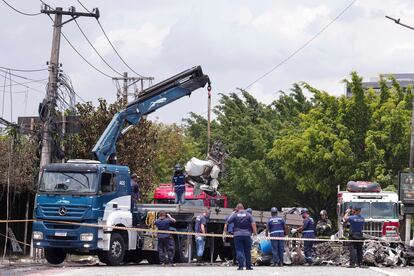 Trabajadores del Centro de Investigacin y Prevencin de Accidentes Aeronuticos (CENIPA) retiran las piezas de la avioneta.