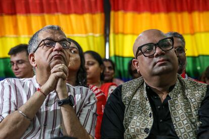 Hombres y mujeres veían este martes en directo el veredicto del Tribunal Supremo indio sobre el matrimonio igualitario en Mumbai.