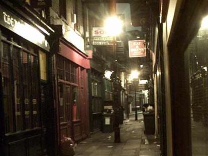 Imagen nocturna de una calle de Whitechapel, en Londres.