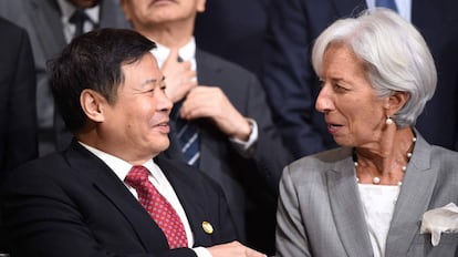 Christine Lagarde con el viceministro chino de Finanzas, Zhu Guagyao