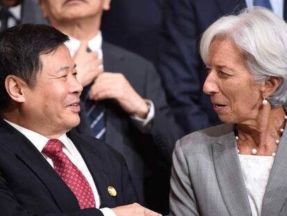 Christine Lagarde con el viceministro chino de Finanzas, Zhu Guagyao