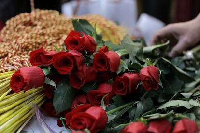 Roses vermelles a punt per vendre.