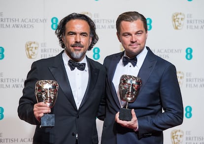 González Iñarritu y DiCaprio posan con sus premios en los BAFTA.