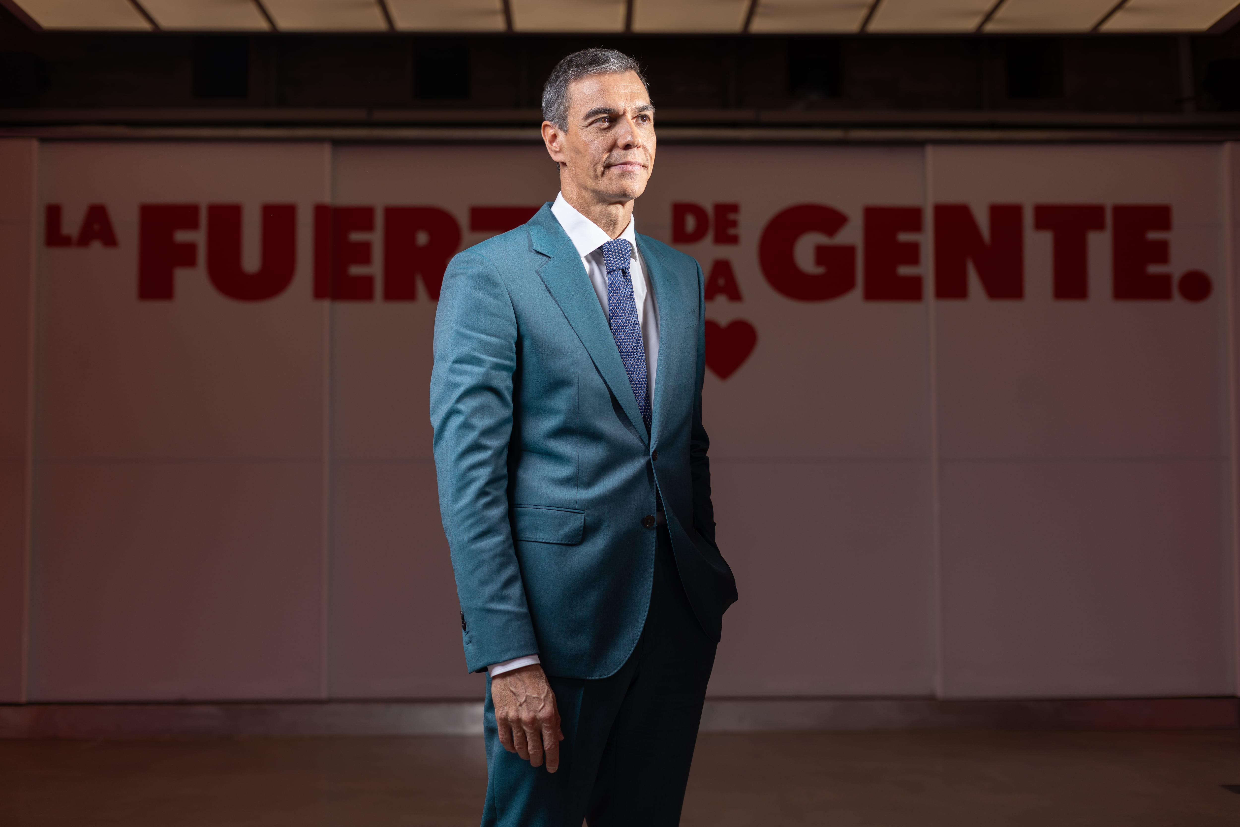 El presidente del Gobierno y líder del PSOE, Pedro Sánchez, el viernes en la sede central del partido, en la madrileña calle de Ferraz, con el lema de campaña a sus espaldas. 