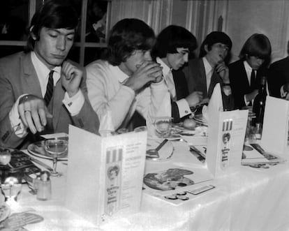 The Rolling Stones comiendo en el Hotel Savoy de Londres en 1964. Desde la derecha, Brian Jones, Keith Richards, Bill Wyman, Mick Jagger y Charlie Watts.