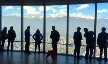 El mirador Sky Costanera, en las plantas 61 y 62 del rascacielos la Gran torre de Santiago de Chile.