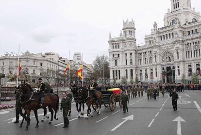 El féretro con los restos mortales de Adolfo Suárez ha recorrido Madrid en un armón de artillería seguido por familia y autoridades. 