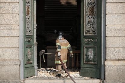 Un bombero trabaja en el Museo Nacional de Río de Janeiro.