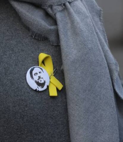 Un pin de Junqueras amb un lla&ccedil; groc.