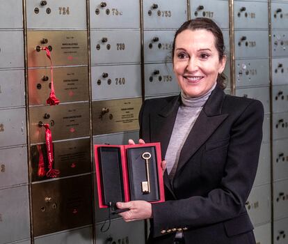 Cristina Iglesias, con la llave de la caja en la que ha depositado su legado en el Cervantes.