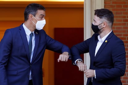 Spanish PM Pedro Sánchez (l) bumps elbows with ERC congressional spokesperson Gabriel Rufián.