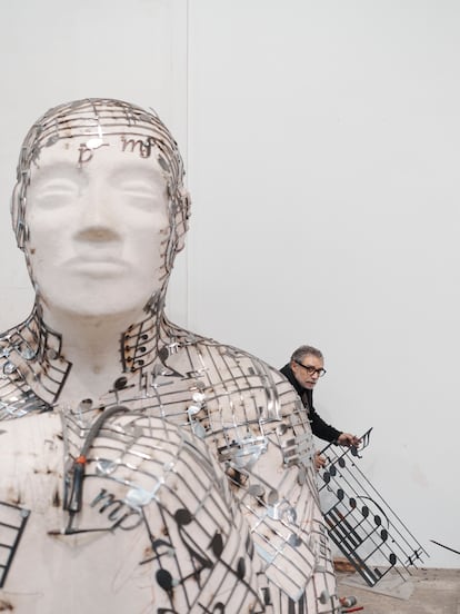 Jaume Plensa, mientras ensambla una a una las piezas de acero para una de sus esculturas monumentales en su taller-estudio de Sant Feliu de Llobregat (Barcelona).