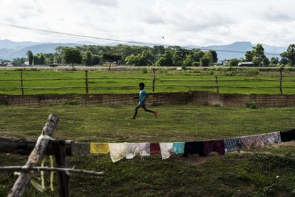 El hijo mayor de Sandar, de nueve años, corre por un campo cercano a su casa, en las afueras de Mae Sot. El niño se queda en casa mientras su madre y su hermano menor van al centro de detención. El Proyecto Restauración de la Libertad organiza clases de crianza para enseñar métodos educativos alternativos a las víctimas de violencia doméstica. "Les enseñamos que hay otras maneras [de educar a los hijos] que no son gritar y pegar", explica Watcharapon 'Sia' Kukaewkasem, fundadora y directora del proyecto. "Cuando hablamos de violencia doméstica no nos referimos solo a la que ejerce la pareja, sino también a la de los padres contra los hijos. [...] Intentamos prevenirla".