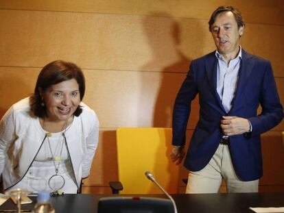 La presidenta regional del PP valenciano, Isabel Bonig, con el portavoz del PP en el Congreso, Rafael Hernando.
