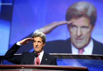 John Kerry hace el saludo militar antes de pronunciar su discurso en la convención demócrata de Boston.