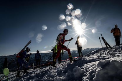 El deportista catalán Kilian Jornet compite en la 4ª etapa de la Copa del Mundo de esquí de montaña en Saint-Vincent (Francia).