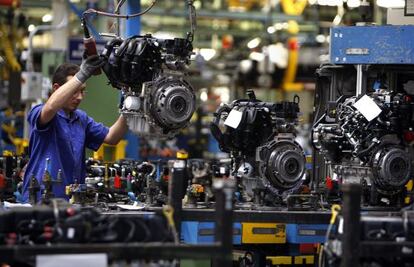 Un operario trabaja en las instalaciones de Ford en la planta de Almusafes (Valencia).