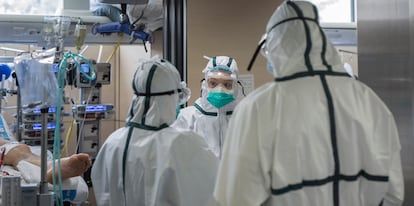 Sanitarios de la UCI del Hospital Vall d'Hebron de Barcelona.