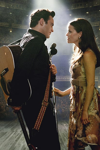 Joaquin Phoenix junto a la actriz Reese Witherspoon en 'En la cuerda floja', sobre la vida del gran cantante norteamericano Johnny Cash.